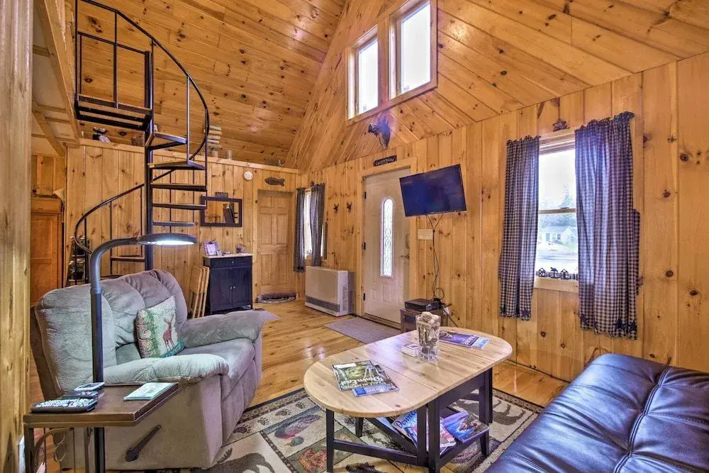 Trenton Chalet - 7 Miles to Acadia National Park!
