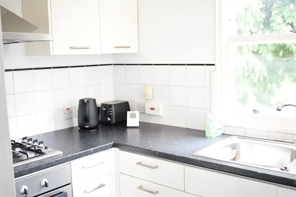 2 Bedroom Apartment With Balcony in Earls Court