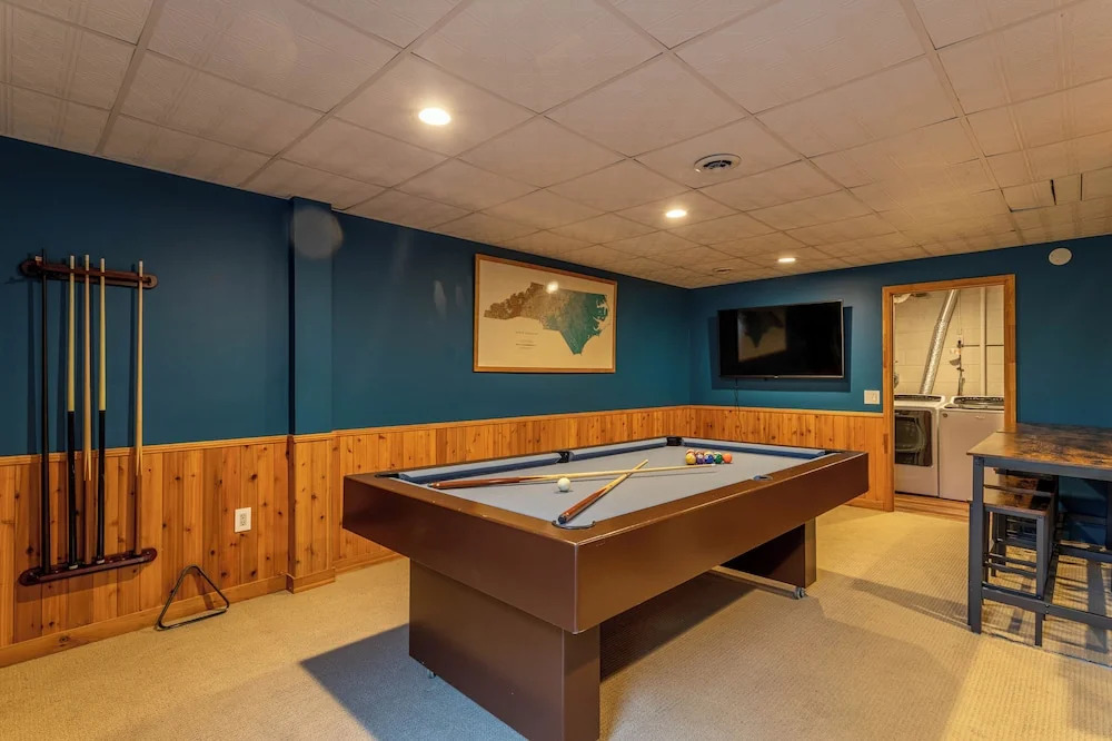 Sky High Chalet Blowing Rock Home With hot Tub, Pool Table, Bunk Room, and Fire pit