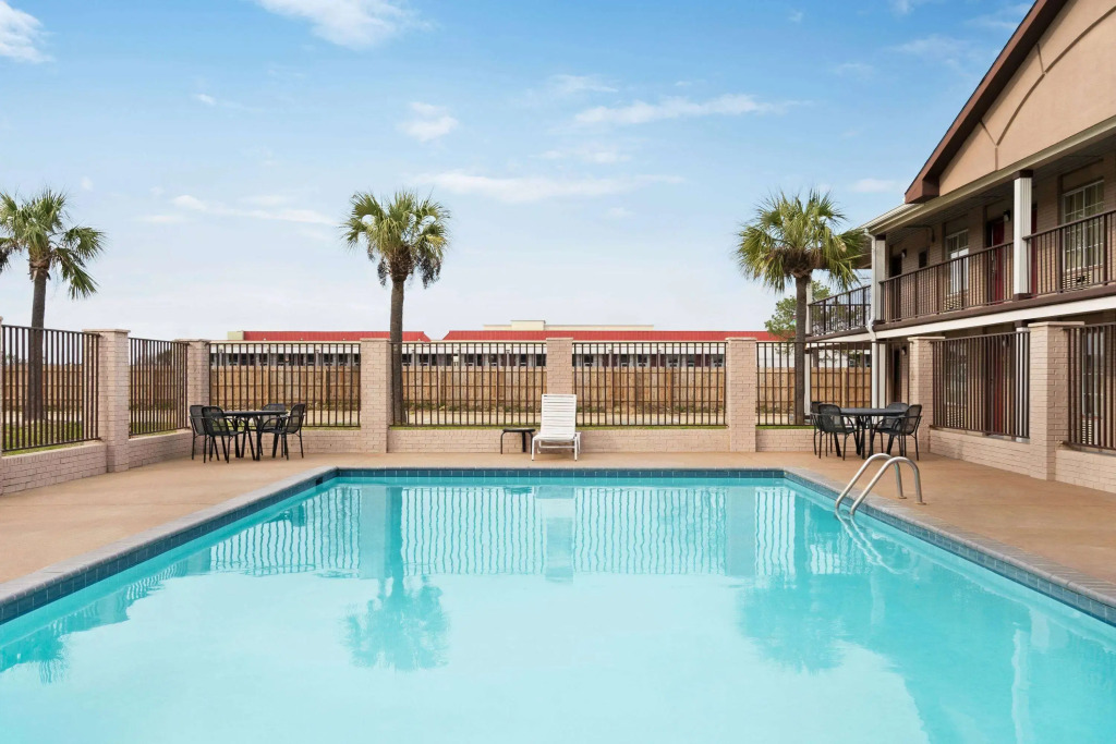 Super 8 by Wyndham Gulfport Airport NW Near Biloxi