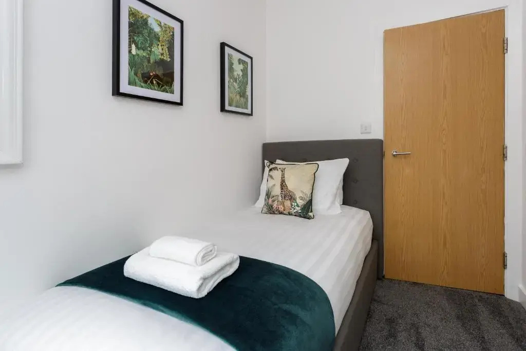 Oliverball Serviced Apartments - Milton Heights - Modern 2 bedroom apartment with terrace in Portsmouth