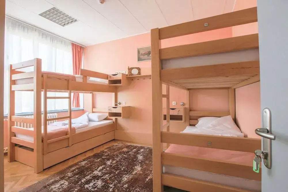 Hostel amd