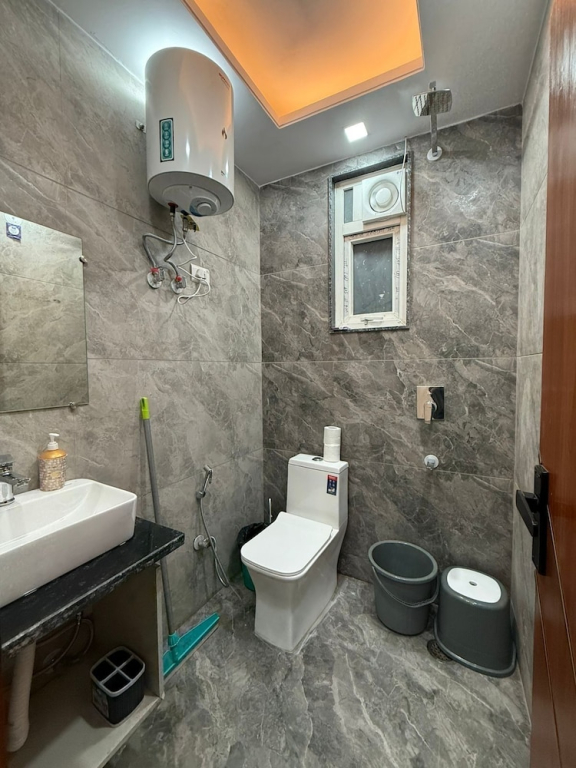 Stella Homestay Near Yashobhoomi with Rooftop