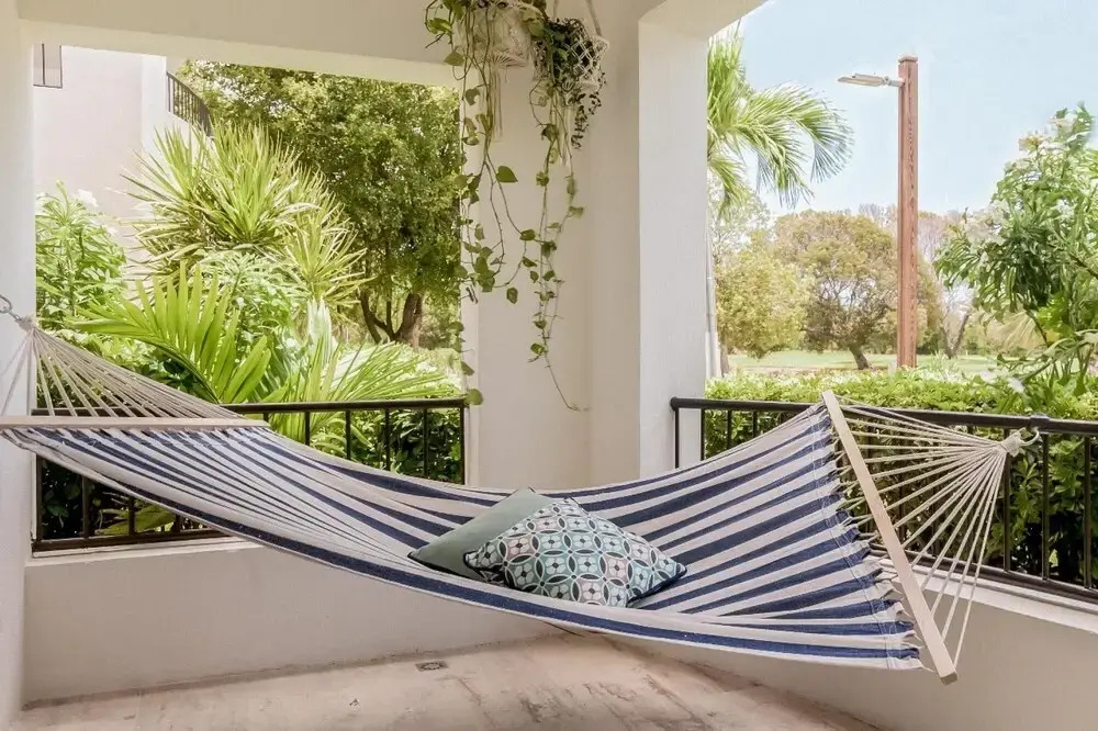 Cozy 2-bedroom Apartment in Private Complex With Pool With Free Shuttle to the Beach