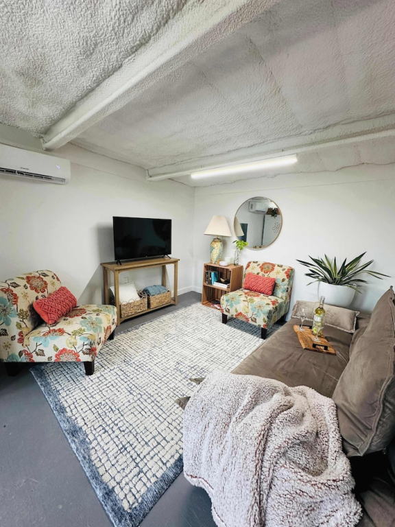 Luxury 4-bedroom Container Home, Hot-tub & Firepit