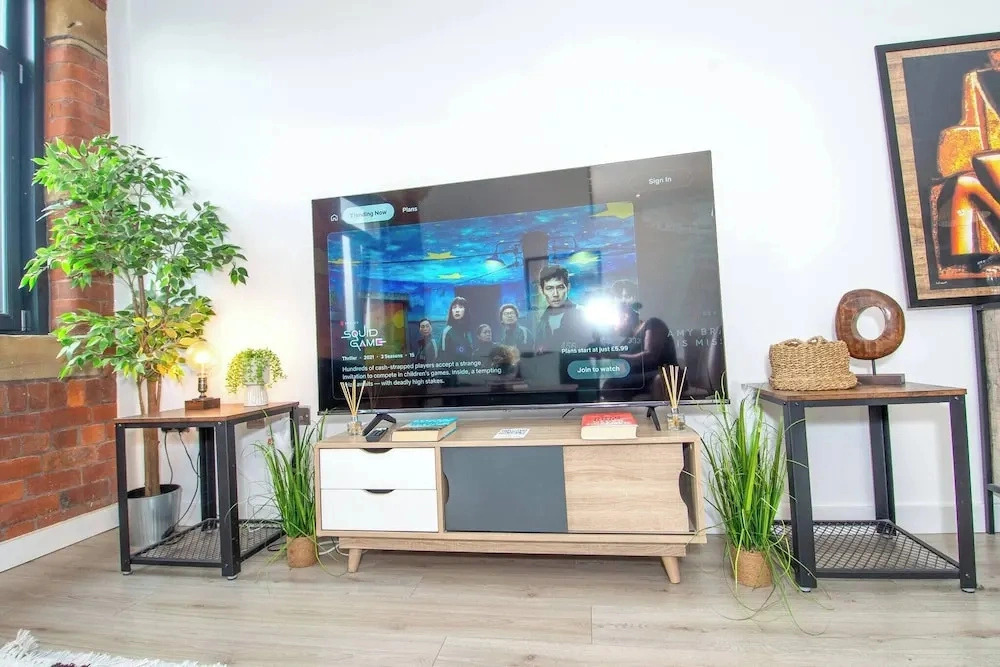 Charming 2-bedroom Apartment in Bradford With City Views
