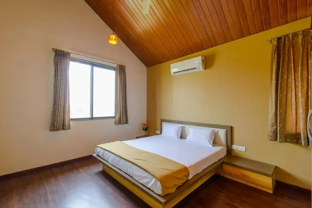Lake View Holiday Villa Near Sula Wine Yard With 3 BdRms