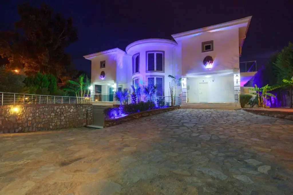 Villa Four Season 8