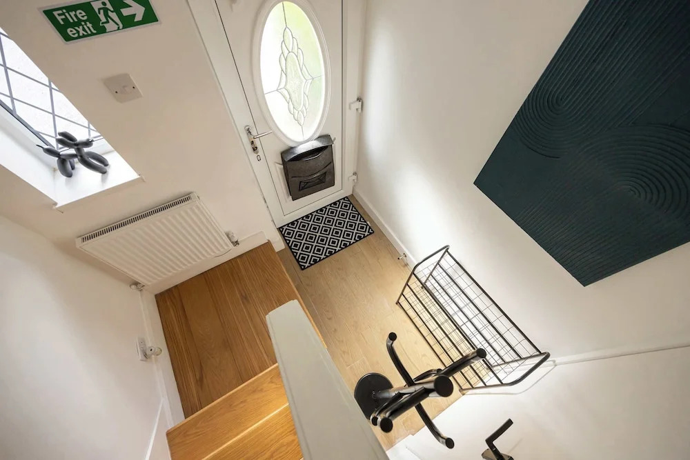Spacious Apartment Near MCR Airport