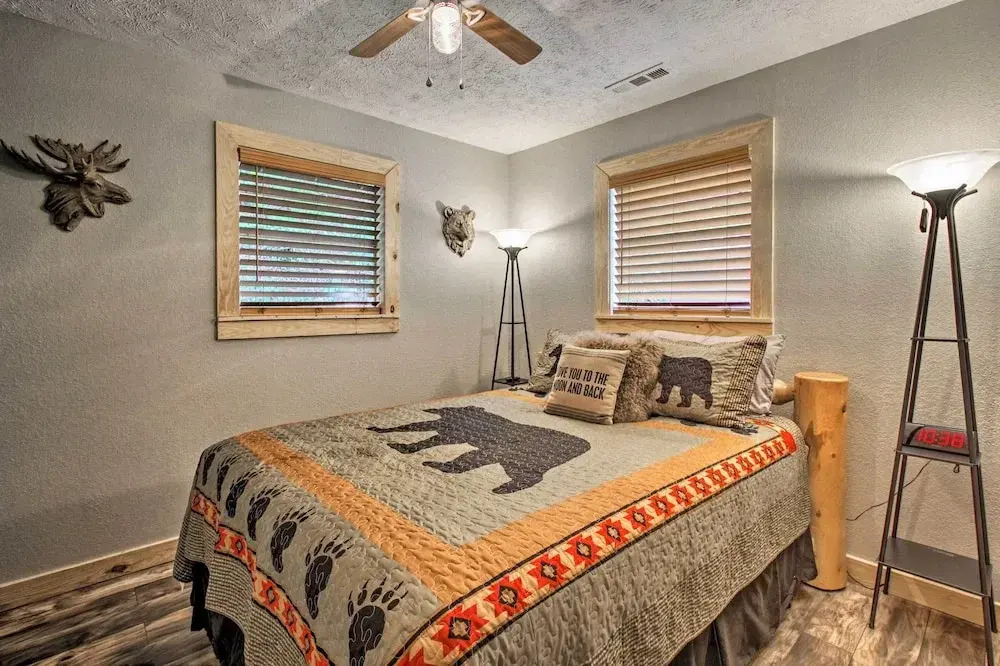 Secluded Cabin w/ Hot Tub, 3 Mi to Pigeon Forge!