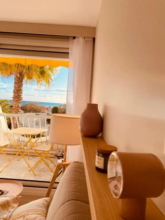 LE CALI, P2 Cabine dans une résidence avec piscine, vue mer et parking privé