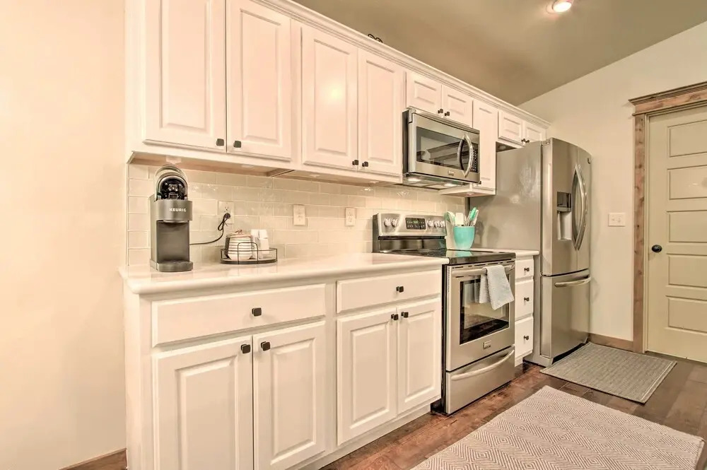 Townhome w/ Private Hot Tub, 8 Mi to Downtown