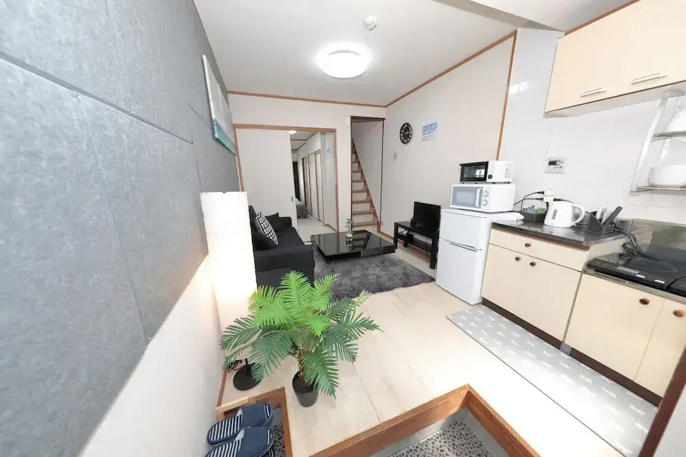Namba East House01