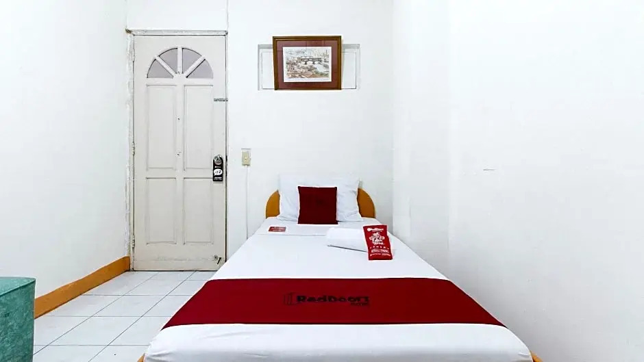RedDoorz Plus Near McArthur Park Tacloban
