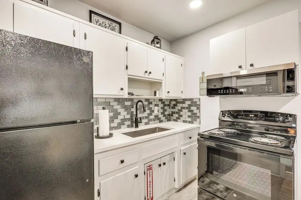 3 Mi to Port Everglades: Modern Getaway w/ Yard