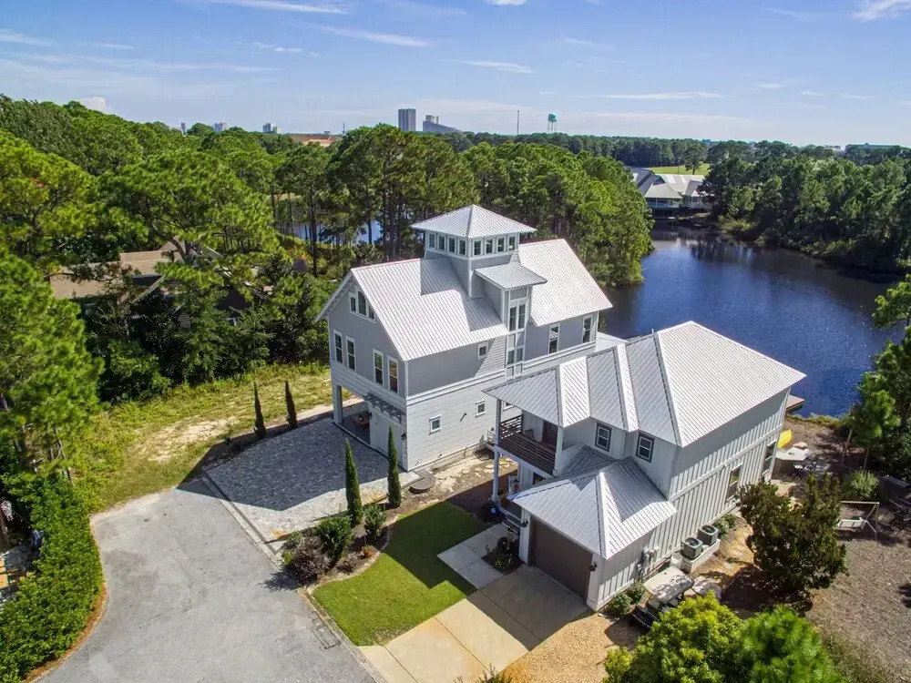 Edgewater by Avantstay Gorgeous Character Lakefront Home w/ Private Dock