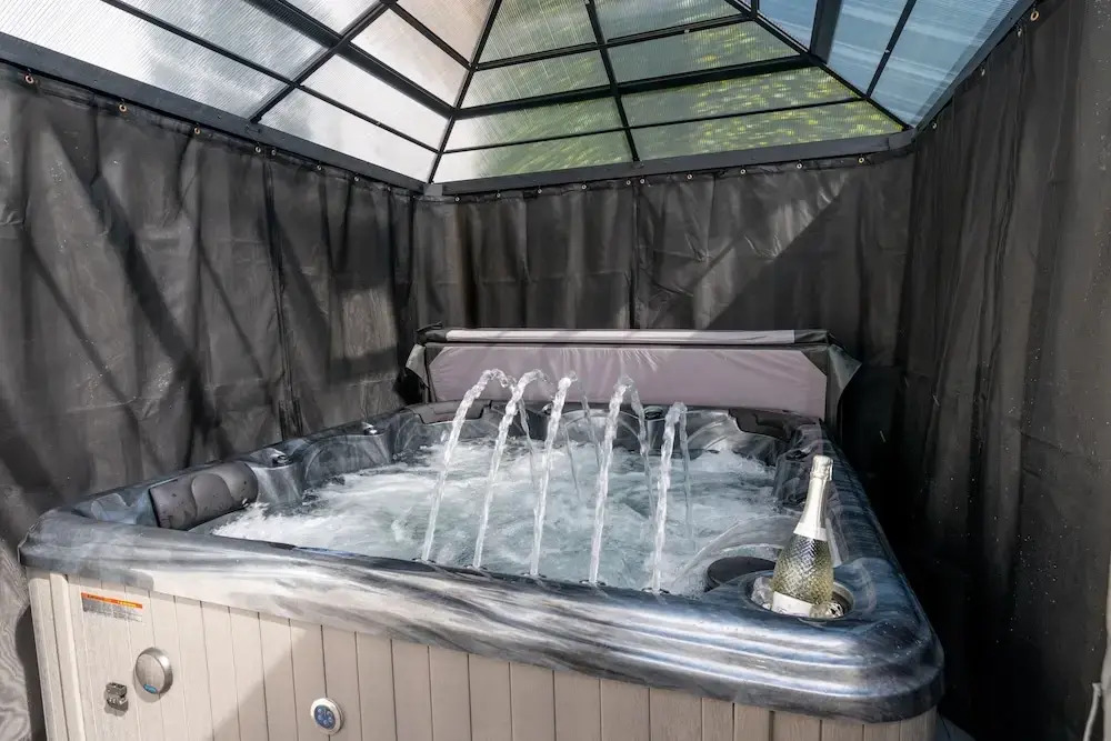 Luxury Georgian City Retreat - Hot Tub - Patio