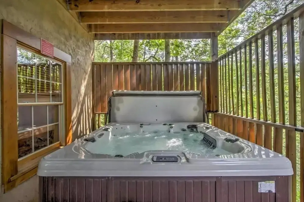 ER104 - R Tribes Treehouse - Great location - Close to town! cabin