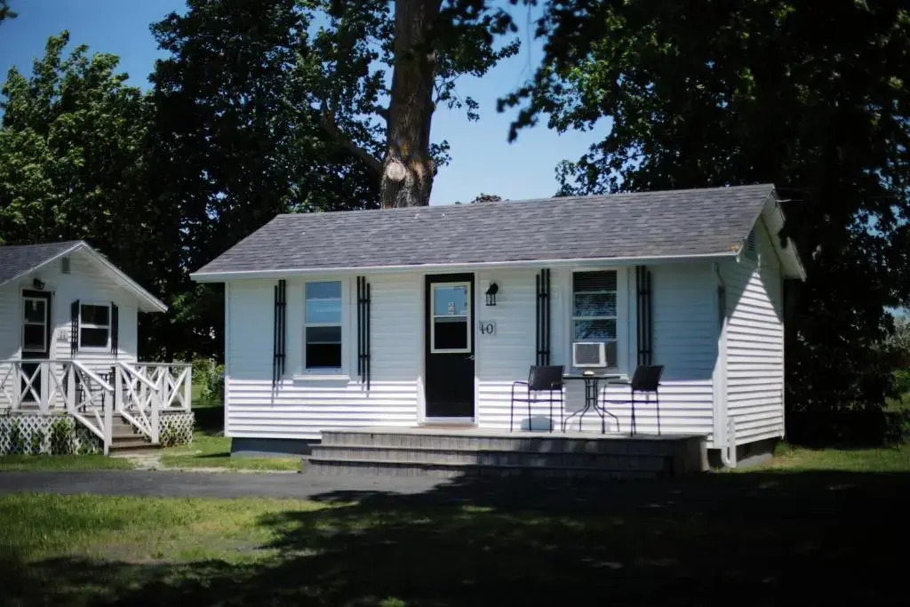 CARLETON INN & COTTAGES
