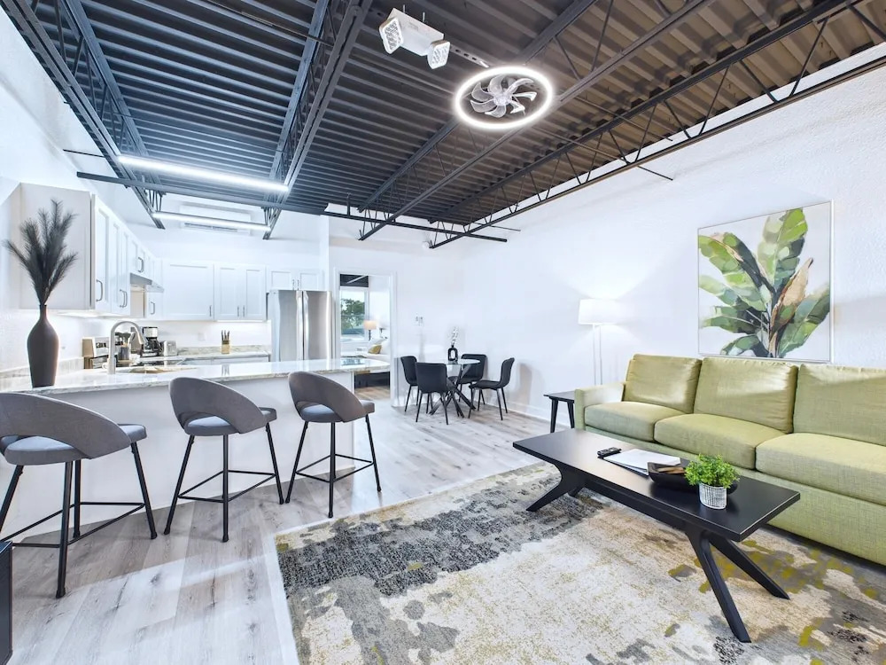 Bright Modern Loft by Port Beaches -unit 206