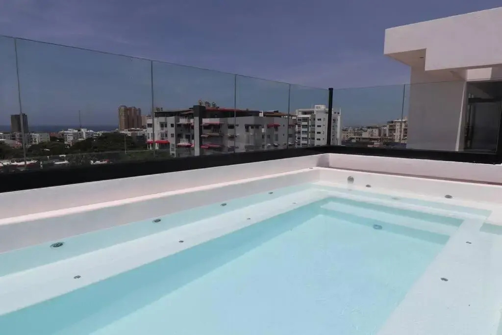 Sleek 1-Bedroom Condo w/Rooftop Hot tub in Gazcue
