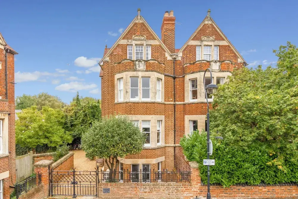 4 Bedroom Canalside Family Home in Oxford