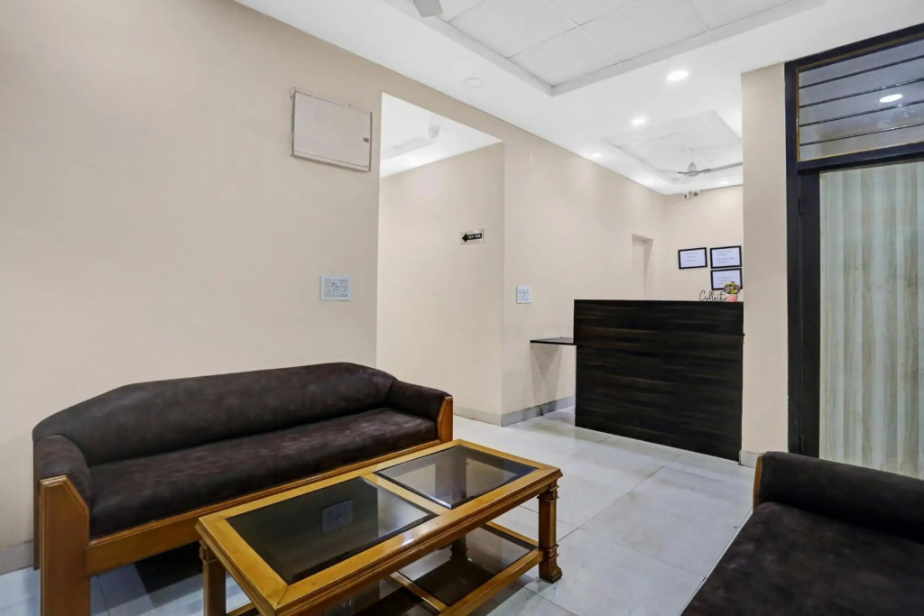 Collection O 70198 Metro View Ashok Vihar