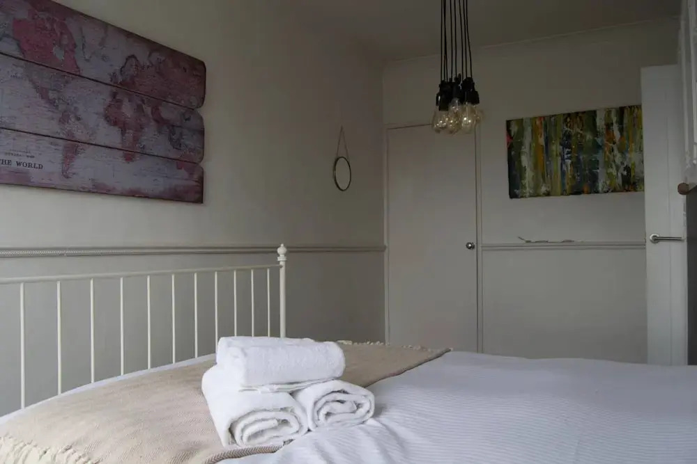 Bright and Spacious 2 Bedroom Flat off of Hackney Road