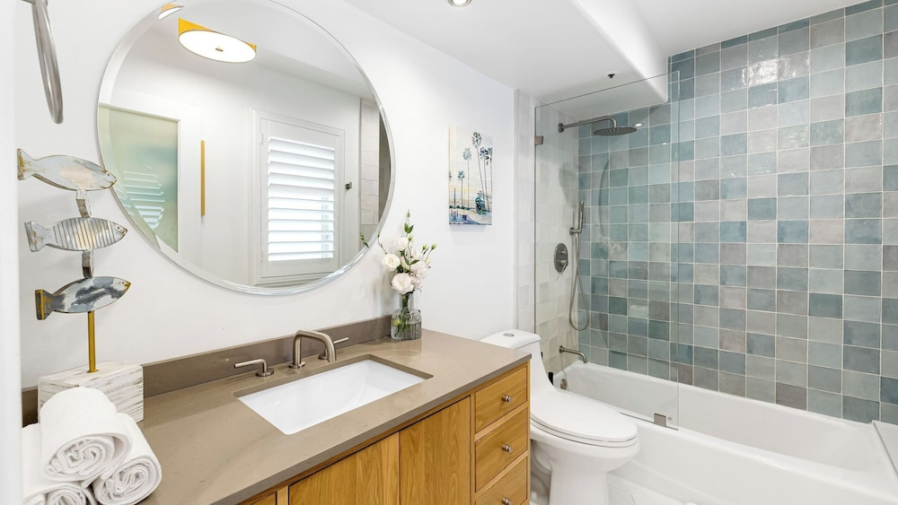 Walk to Manhattan Beach Pier, Ocean Views, Balcony, & Peloton Casa Del Mar by Avantstay