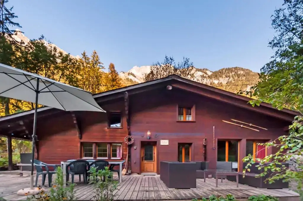 Charming Little Chalet for 6 People & Free Ski Lockers