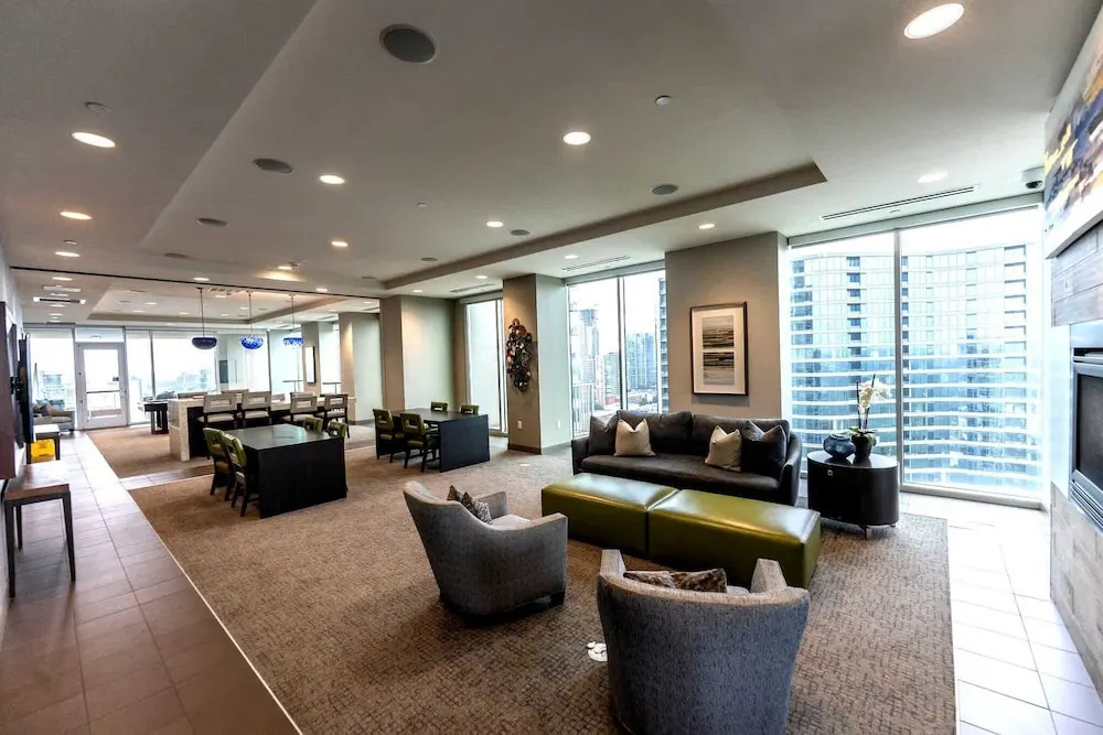 Midtown Atlanta 1BR Skyline Balcony Corner Suite by Piedmont Park Luxepad