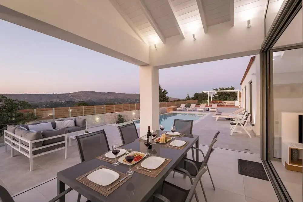 Landscaped Villa With Private Pool Fenced Area and Mountain Views