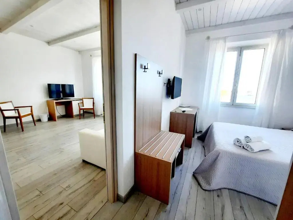 La Promenade Rooms & Suites