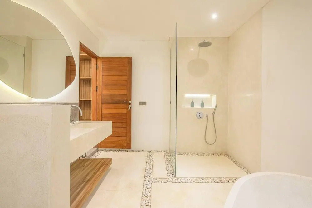 Elegant 3BR Retreat, Stylish Modern Villa Seminyak
