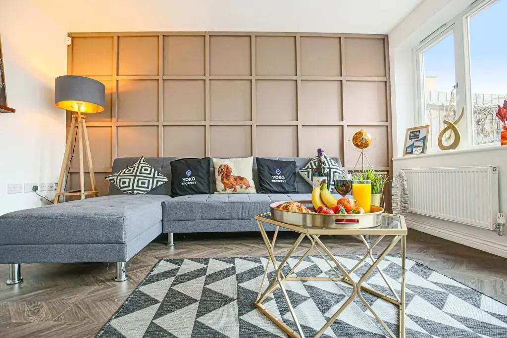 Luxury 5 Bedroom 3 Bathroom House with Smart TVs, Super Fast Wifi, Free Parking and Garden by Yoko Property