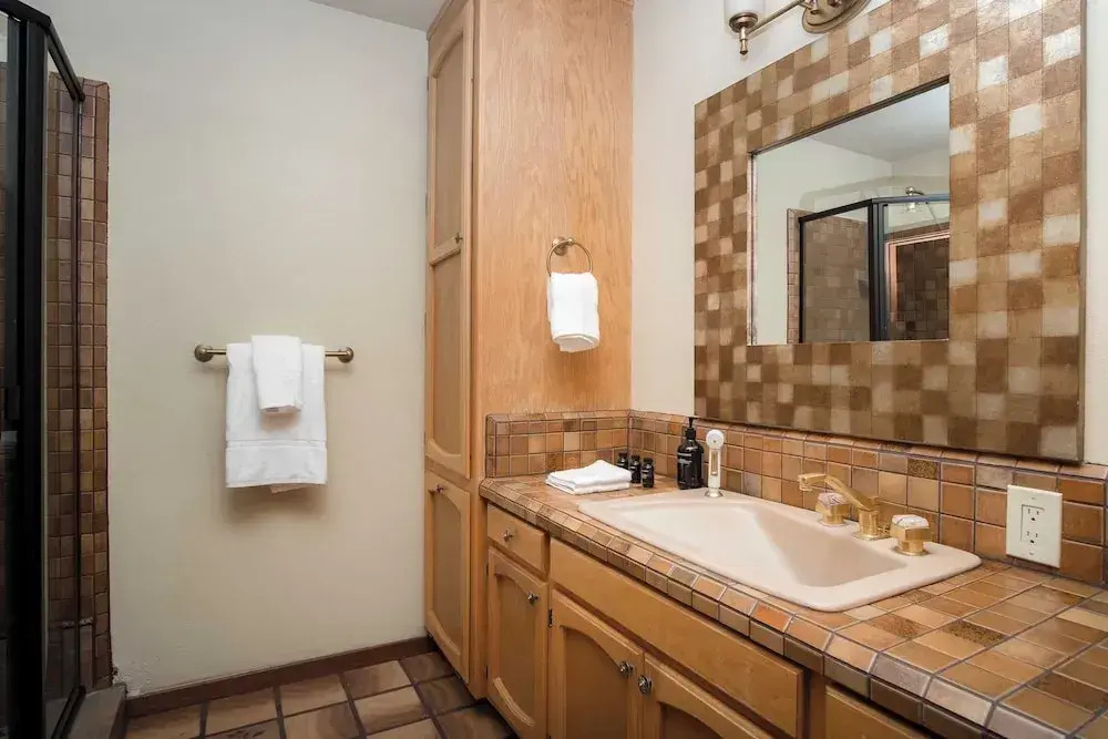 3.5-acre 5bdr Rereat w/ Views, Pool + Hot Tub, Fire Pit Gable by Avantstay