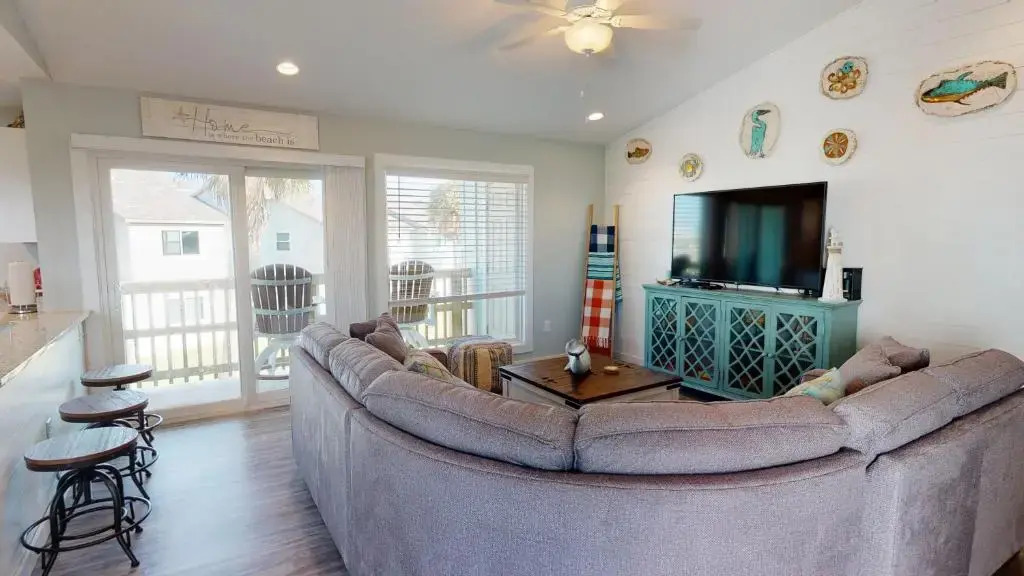 AH-C208 Newly Remodeled, 2nd Floor Condo with Nautical Theme, Great location in town