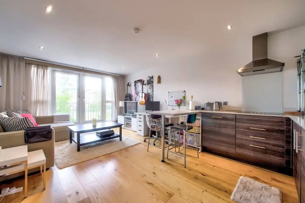 Bright, Modern 1 Bed in Melvin Walk
