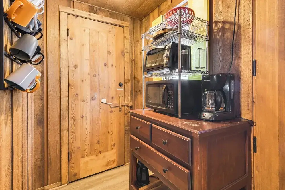 2 Mi to Schuss Mountain: Cozy Cabin w/ Deck