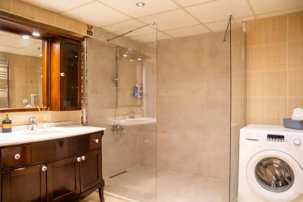 Spacious Flat With Sea View In Zmir Karsiyaka