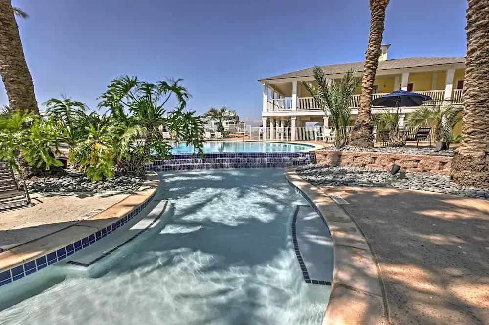 Walk to Beach: Condo w/ Bay View in Galveston