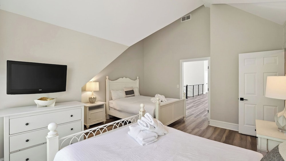 Hilton Ivory by AvantStay