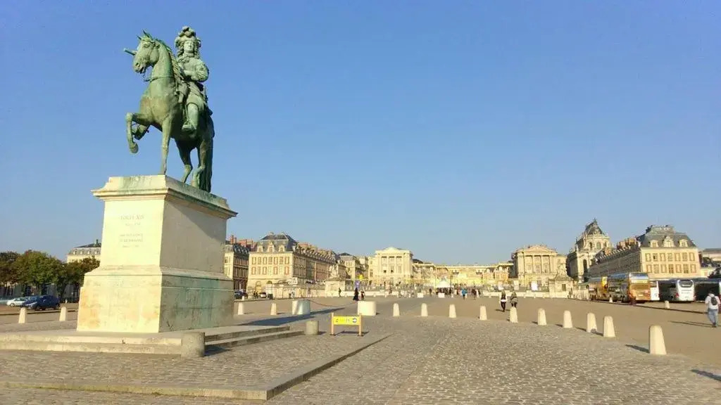 * Le Versaillais*2 min à pied du Château