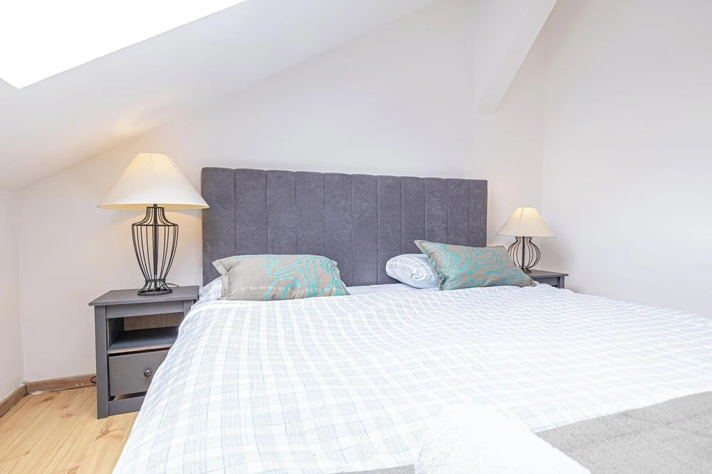 Stylish Private Rooms in 3BR Apartment with Balcony, City Center