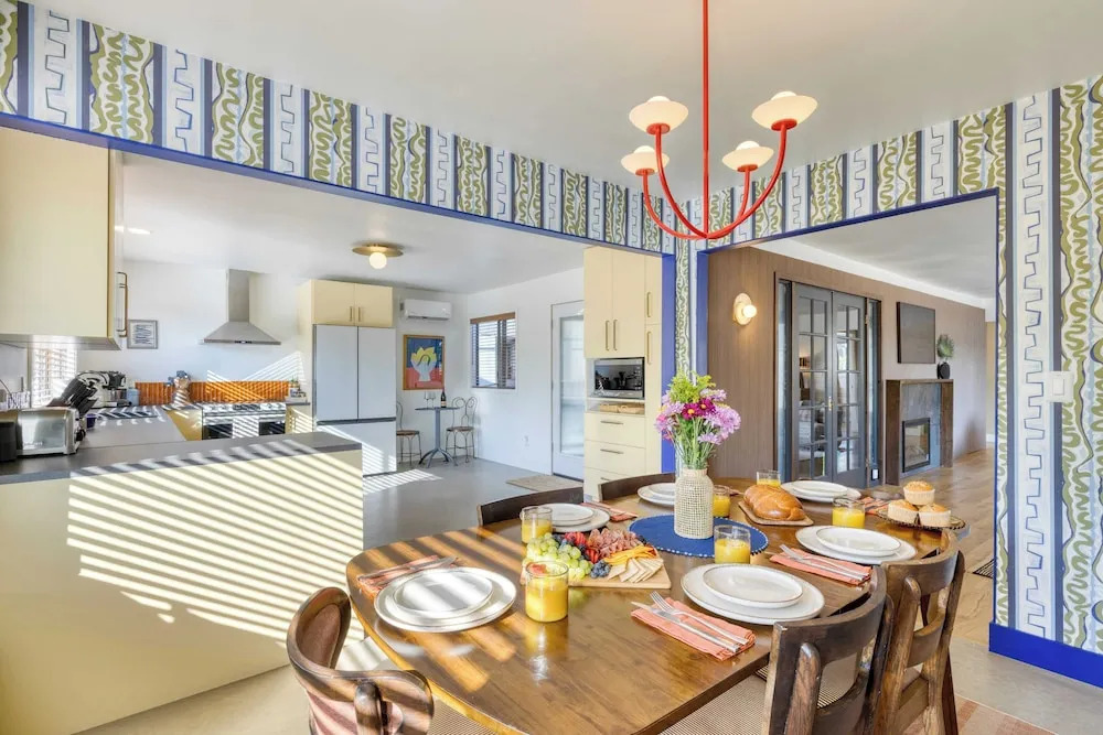 Walk to Beach & Shops Fireplace, Patio Dining & Firepit at Manzanita Ave