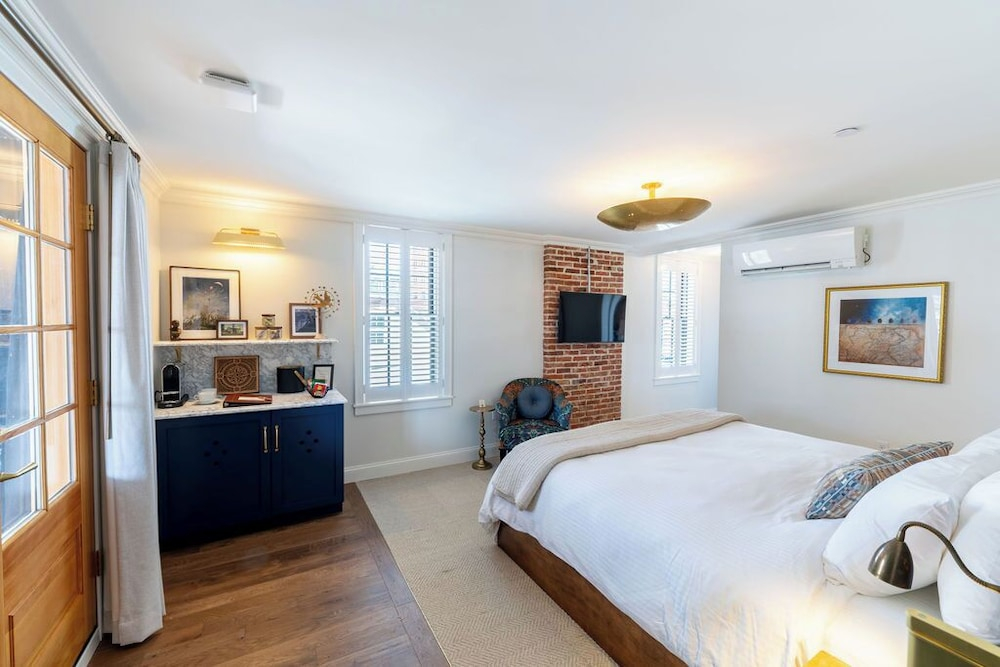 The Francis Hotel & Suites