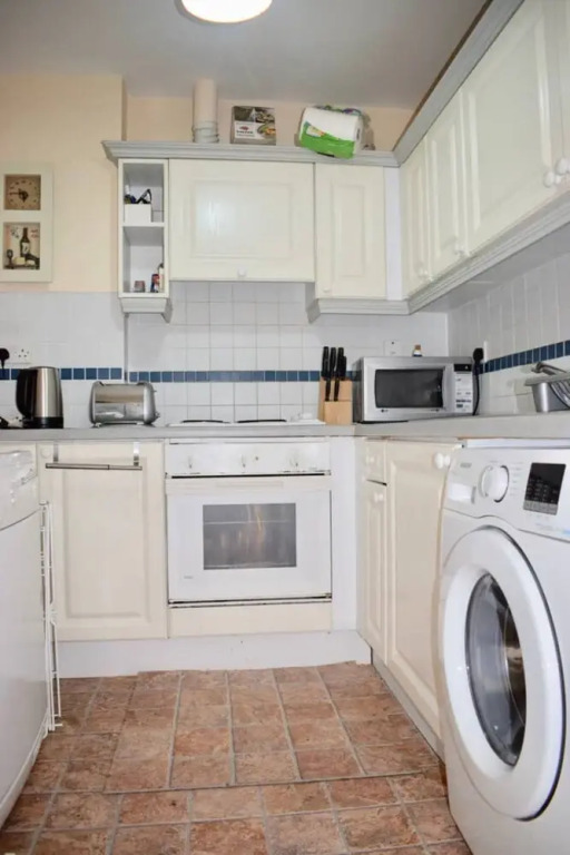 Colourful and Cosy 2 Bed in Ifsc With Balcony