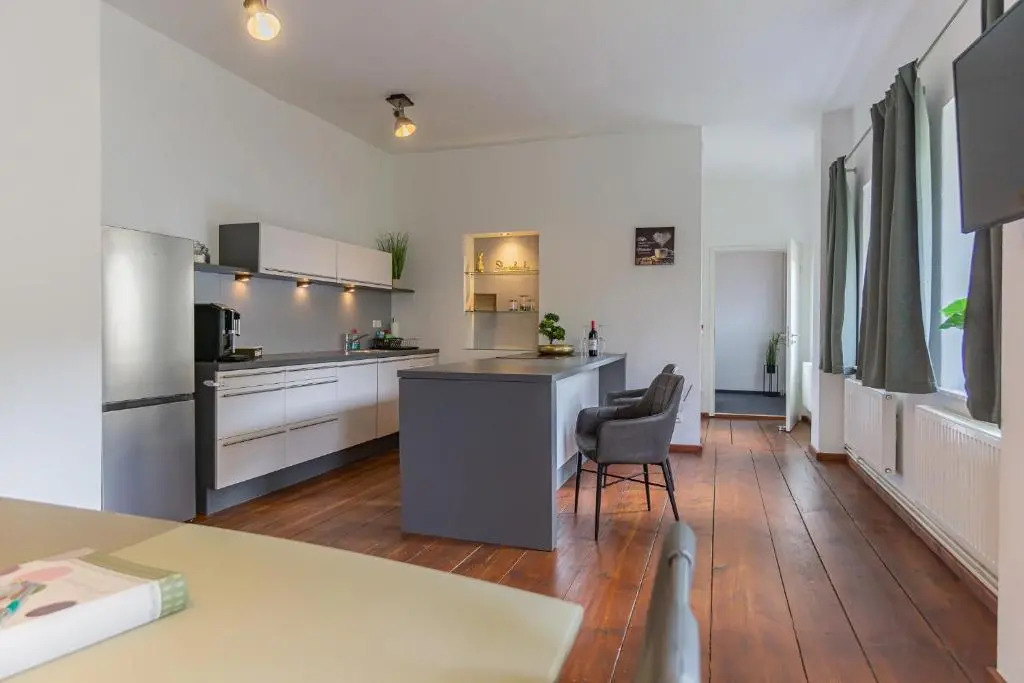 Exklusive Stadtvilla-190qm- Parkplatz- 3Schlafzimmer- 2 Bäder- Netflix- Waschmaschine- 4 Etagen-nähe Theater
