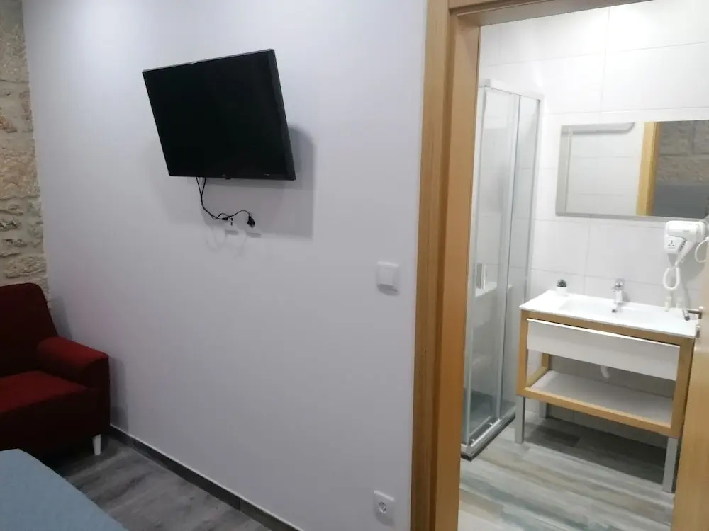 ALOJAMENTO GIRASSOL - Guest House - Quarto com casa de banho privativa