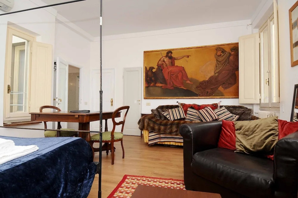 Charming Studio Apartment in Front of the Arno River